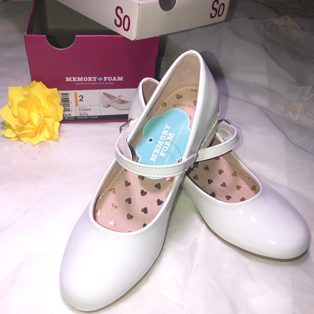 Little girl write shoes